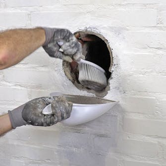 Luk hul efter brændeovn: Rens hullet for løse murdele og støv Luk hul efter brændeovn: Rens hullet for løse murdele og støv